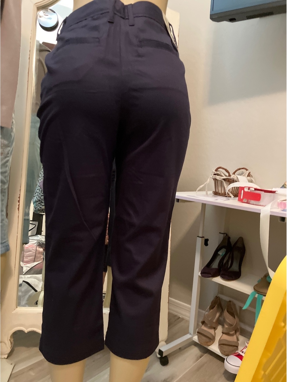 NWT St. John's Bay Secretly Slender Navy Capri Pants Size 6T - Picture 3 of 9